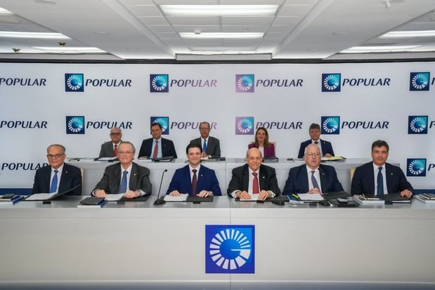Miembros del Consejo de Administración del Banco Popular
Dominicano durante la asamblea de accionistas.