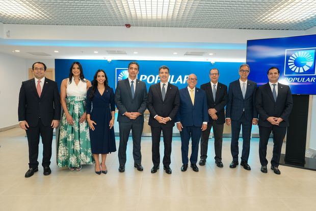 De izquierda a derecha, los señores Jorge Jana, Gianny Román, Paola Suero,
Francisco Ramírez, Christopher Paniagua, Julio Caminero, José Armando Bermúdez, José
Mármol y Robinson Bou.