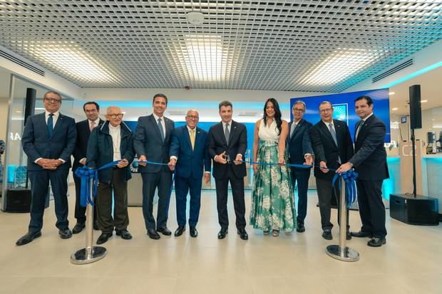 De izquierda a derecha, los señores Ricardo de la Rocha,
Jorge Jana, Valentín Reynoso, Francisco Ramírez, Julio Caminero, Christopher Paniagua,
Gianny Román, José Mármol, José Armando Bermúdez y Robinson Bou.