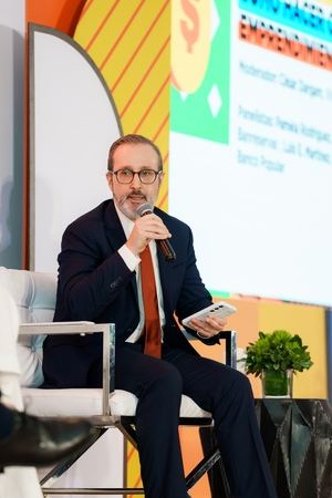 El vicepresidente de Comunicación y Reputación Corporativa, señor Esteban Martínez-Murga, abordó la relación entre la reputación institucional y la confianza hacia las iniciativas de apoyo al sector cultural.