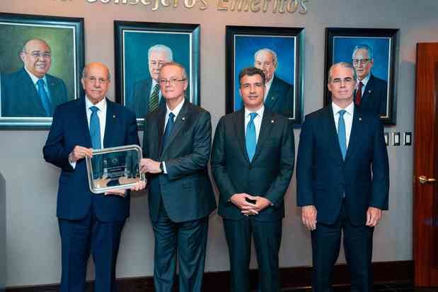 En la foto, los señores Marino D. Espinal, Manuel A. Grullón,
Christopher Paniagua y René Grullón Finet.