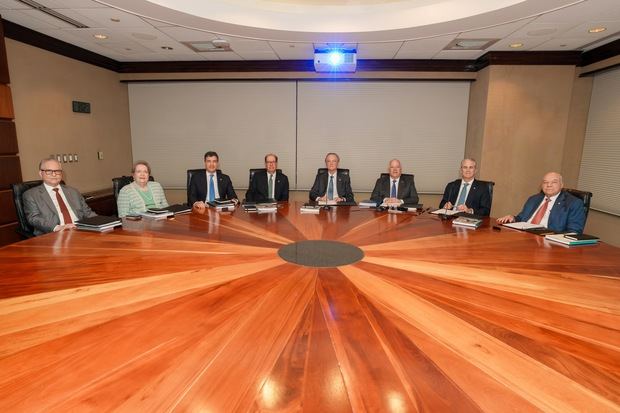 De izquierda a derecha, los señores Práxedes Castillo P., Noris Perelló Abreu, Christopher Paniagua, Felipe Vicini, Manuel A. Grullón, Andrés E. Bobadilla, René Grullón Finet y Manuel E. Jiménez F.