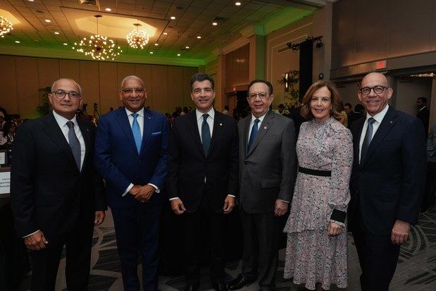 De izquierda a derecha, los señores Juan Lehoux, Ervin Novas Bello, Christopher
Paniagua, Héctor Valdez Albizu, Clarissa de la Rocha de Torres, y Fausto Arturo Pimentel Peña.