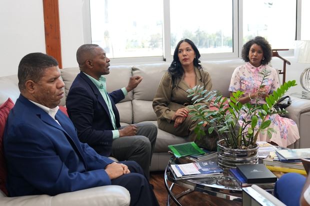 Miembros de la comisión comparten con el director de Proindustria.