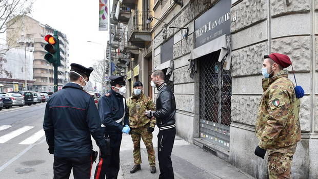 Militares pidiendo la documentación en las calles de Turín.