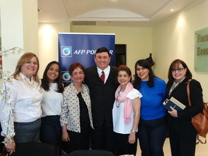 El conferencista JR Román acompañado de organizadoras.