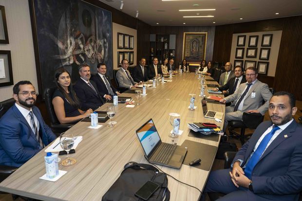 Ejecutivos de Banreservas reciben en la sede principal de la institución financiera a representantes del Fondo Monetario Internacional. 