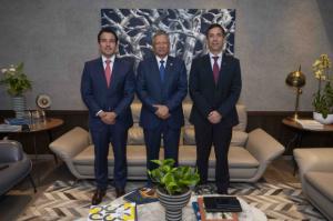 Ejecutivos de Scotiabank visitan al presidente ejecutivo de Banreservas