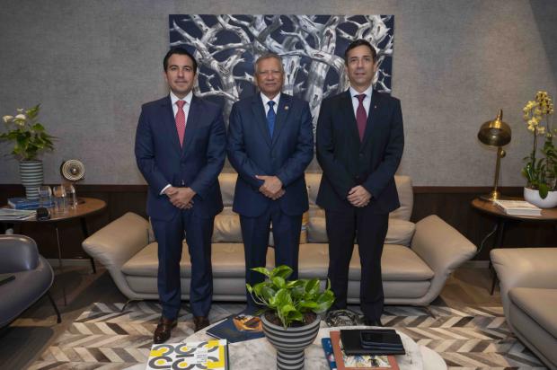 Ejecutivos de Scotiabank visitan al presidente ejecutivo de Banreservas
