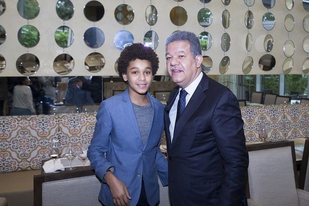 El actor Jaden Michael junto al expresidente Leonel Fernández