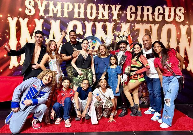 Jandy Ventura junto a sus familiares y varios personajes de Symphony Circus.