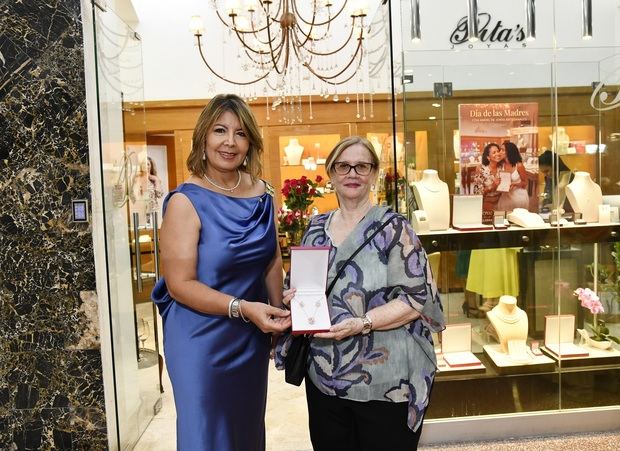 Ganadora. Rita Soriano entrega a Franchesca Lougedo un collar de perlas en la rifa final.