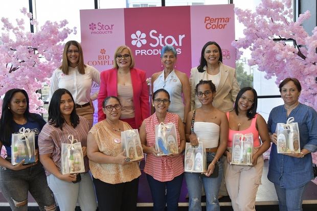 Arriba Raquel Castillo, Rommy Grullon, Belkis León y Rommy Pichardo, junto a jóvenes ganadoras de bolsos de productos Star.