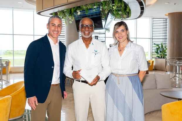 Jeremy Dalkoff, Alberto Smith y Massiel Jimenez.