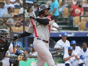 En el inicio del torneo de béisbol invernal, Escogido ganó al Licey y las Estrellas derrotaron a los Toros 