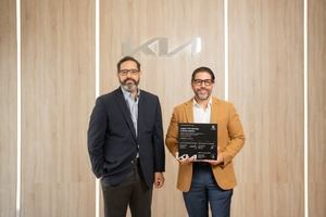 Joan Abreu Peña, vicepresidente de Mercadeo y Ventas de Grupo Viamar, junto a Luis Alexis Ricart, director de KIA para República Dominicana, reciben el reconocimiento.