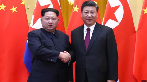 Kim Jong Un y el presidente chino Xi Jinping, 
