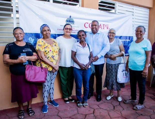Jorge Clemente George con adultos mayores de Miches, y autoridades locales.