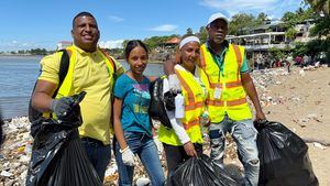 Voluntarios luchan contra la contaminación costera en Montesinos y San Gil