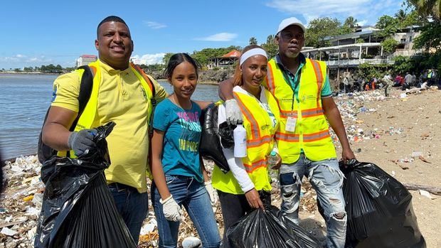 Voluntarios de Medio Ambiente se unen en jornada de limpieza en la playa Montesinos.
