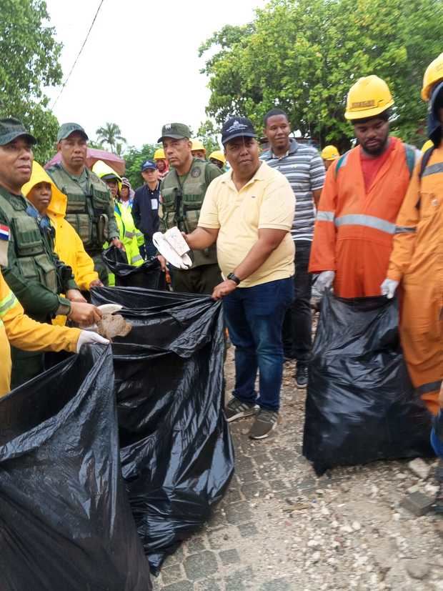 Medio Ambiente desarrolla jornada de limpieza en Boca Chica en el marco del Día Internacional de Limpieza de Playas