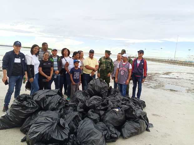 Medio Ambiente desarrolla jornada de limpieza en Boca Chica en el marco del Día Internacional de Limpieza de Playas.