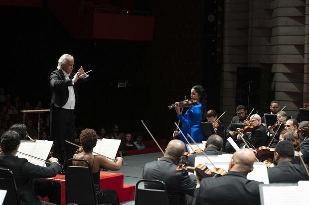 La solista Aisha Syed Castro ofreció una interpretación inolvidable del Concierto para violín y orquesta en Re mayor de Beethoven