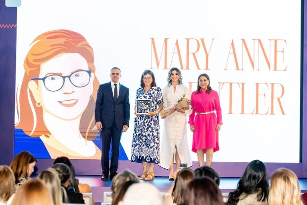 José Grateraux, Mary Anne Butler, Pamela Pitizia y Mayra Jiménez.