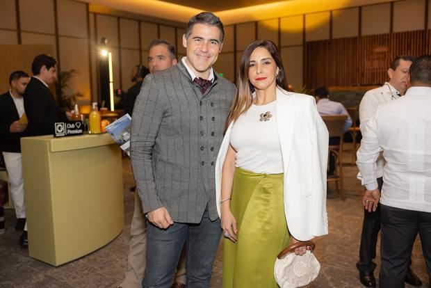 José Guillermo Cortines y Nannette Camarena.