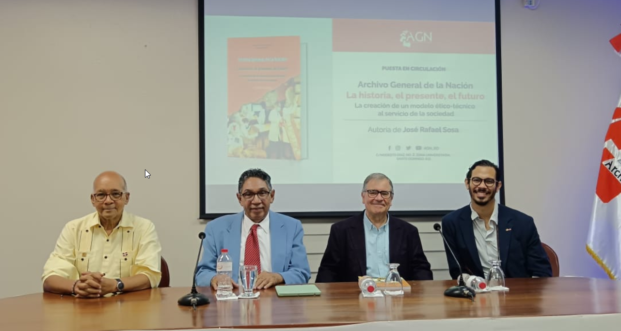 Jose Rafael Sosa, Aquilles Julian, Idelfonso Alvarez y Guillermo Molina Mueses integraron la mesa principal del acto de presentacion de libro AGN Historia, presente y futuro