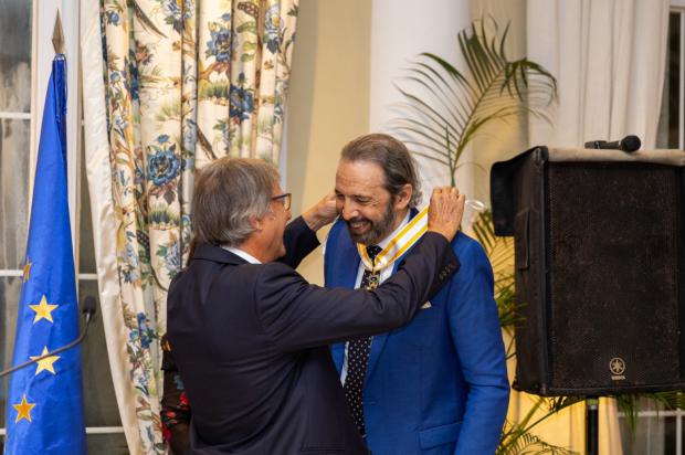 España condecora a Juan Luis Guerra con la Encomienda de la Orden de Isabel la Católica