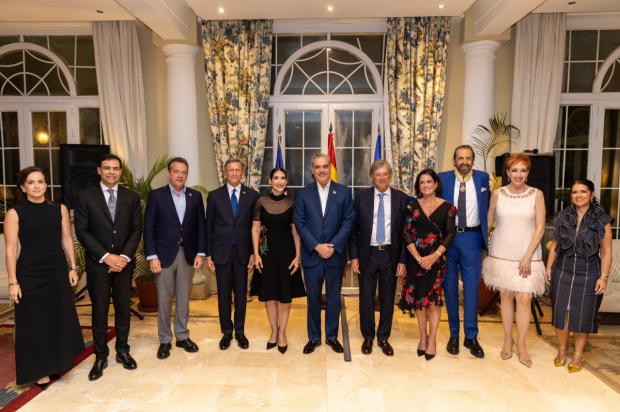 España condecora a Juan Luis Guerra con la Encomienda de la Orden de Isabel la Católica