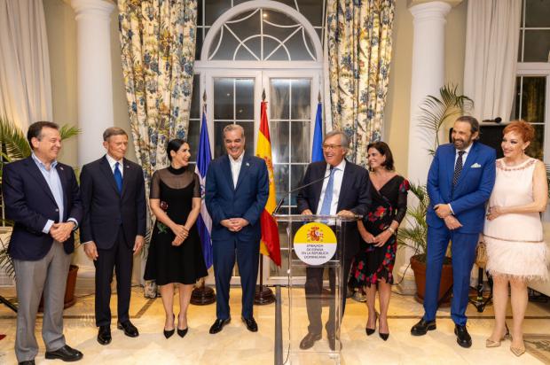 España condecora a Juan Luis Guerra con la Encomienda de la Orden de Isabel la Católica