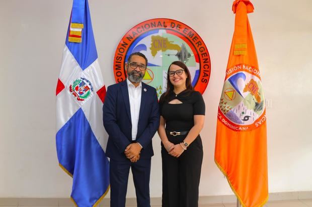 Juan Salas, director ejecutivo de la Defensa Civil y Nazarena Lazala, gerente de Duracell para República Dominicana.