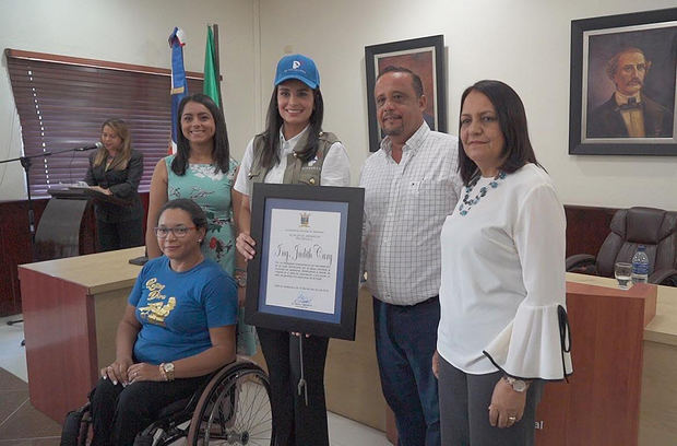 Judith Cury durante el reconocimiento de la alcaldía de Jarabacoa como líder social.