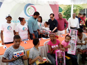 Embajador de Taiwán entrega juguetes a niños de Santo Domingo Norte