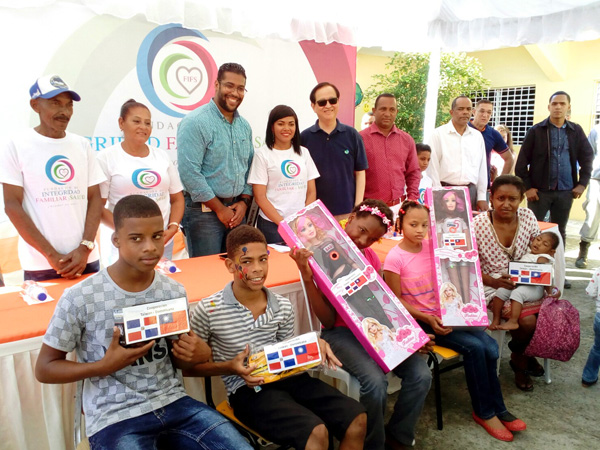 Embajador de Taiwán entrega juguetes a niños de Santo Domingo Norte