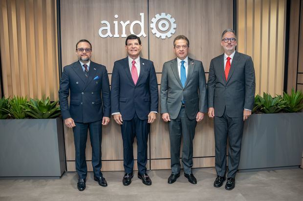 Julio Moltó,ministro de Comercio e Industrias Panamá, Julio V. Brache presidente de la AIRD, Víctor Bisonó, ministro del MICM y Mario Pujols, vicepresidente ejecutivo de la AIRD.
