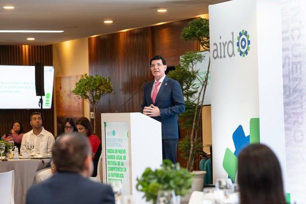 Julio Virgilio Brache, presidente de la AIRD durante palabras de apertura del encuentro industrial.