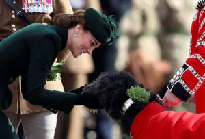 La duquesa siguió fiel a su tradición de vestir de verde con un abrigo de Alexander McQueen