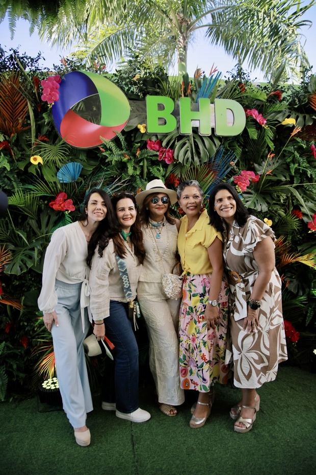 Kenyi Messina, Elizabeth Rojas, Josefina González, Mercedes Padilla y Darelys Castillo en Carnaval de Punta Cana 2026.