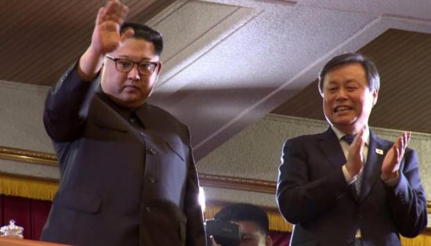 Kim Jong Un saludando durante el concierto