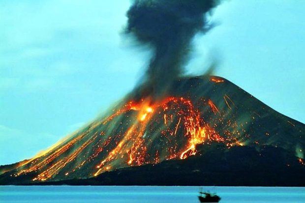 Eclosión de turistas de riesgo en busca de volcanes en erupción