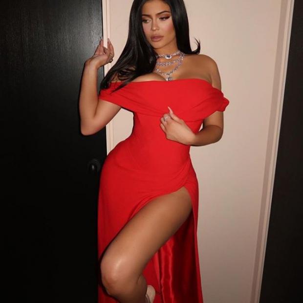 Kylie Jenner en un sexy vestido rojo encendió las fantasías de sus seguidores