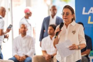Carolina Mejía se reúne con comunitarios de Villa Francisca para escuchar sus necesidades