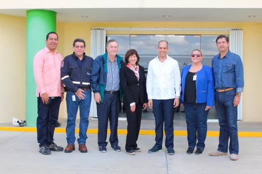 Embajadora de Estados Unidos visita complejo AES Andrés.
