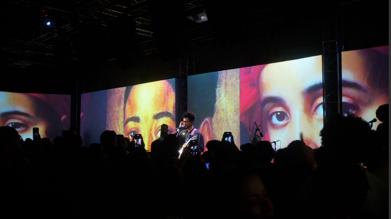 En el concierto se empleó un sistema de sonido inmersivo L-ISA de L-Acoustics, que ofrece un paisaje tridimensional que envuelve al oyente en cada matiz del sonido.