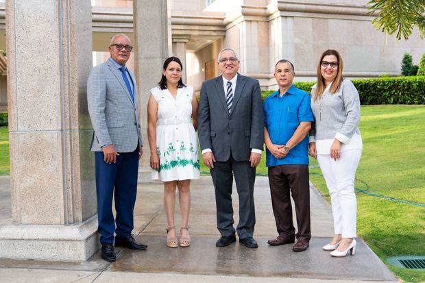 Pastor Julio Morales, superintendente del Concilio de las Iglesias Asambleas de Dios; Yulissa Morillo, gobernadora del Parque Iberoamericano; el élder Hugo Montoya, primer consejero de la Presidencia del Área del Caribe; Carlos Nouel, director Fundación Buenas Nuevas; Joselyn Rosario, de la Universidad Autónoma de Santo Domingo (UASD).