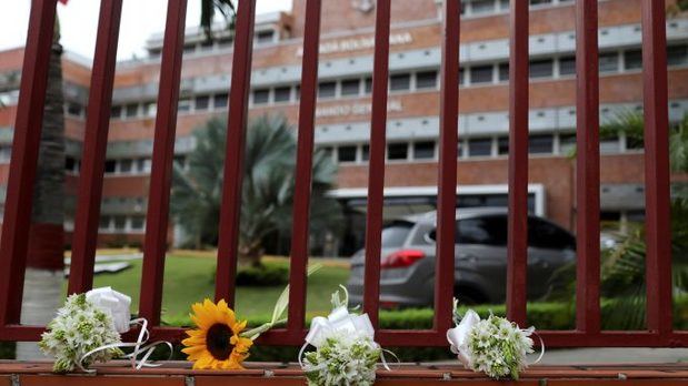 Se depositan flores para honrar a Rafael Acosta, un capitán de la marina que murió mientras estaba detenido en el exterior del edificio del Comando General de la Marina en Caracas, Venezuela.