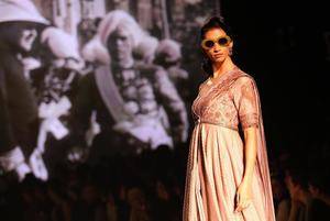 La semana de la moda india celebra en Delhi sus 30 años de pasarelas 
